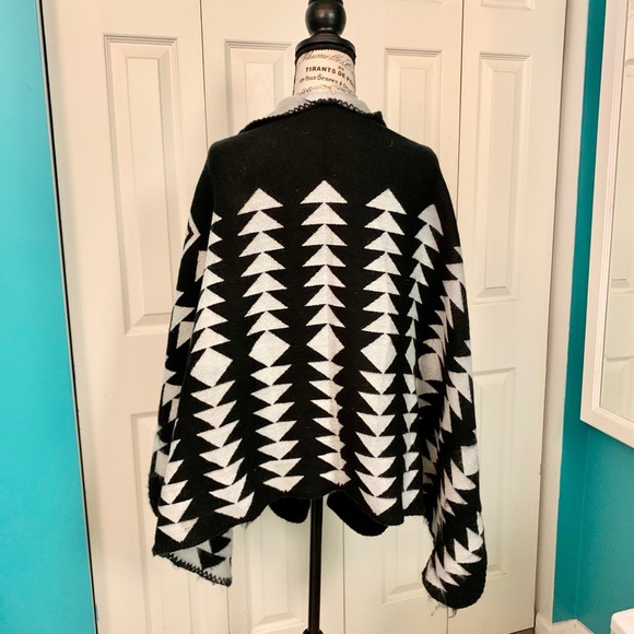 ๐HP!๐Old Navy Black and White Aztec wrap - Picture 3 of 5